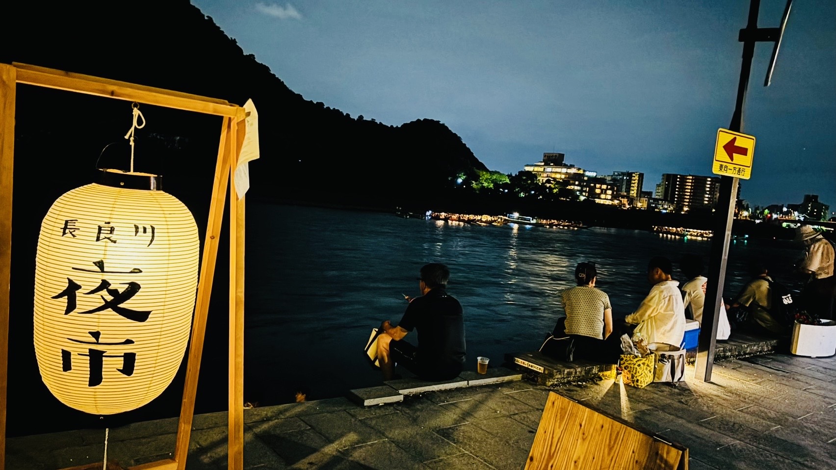 長良川夜市の提灯と夜の長良川
